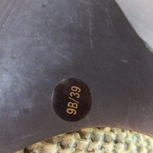 VINCE CAMUTO  GREEN, LEATHER, SNAKE SKIN PRINT, BRAIDED BOW-TIE HEELS - Picture 12 of 16